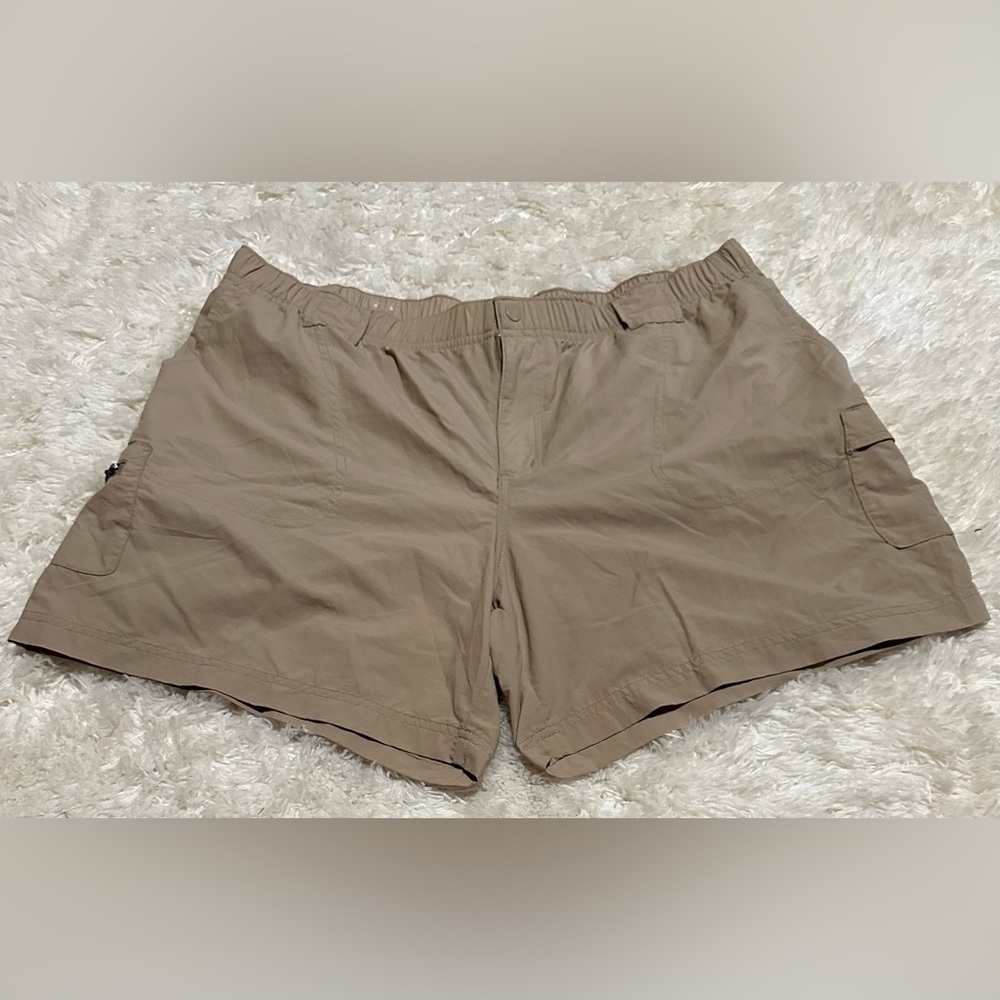 Columbia Women’s Size XL Tan Cargo Shorts EUC